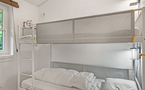 Tabetha - 24Km from the Sea: Litera, Diseño De Interiores, Suelo, Cama, Habitación, Piso, Encendiendo, Mueble, Marco De La Cama, Hostal