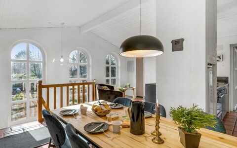 Tabetha - 24Km from the Sea: Mueble, Mueble Para Exteriores, Vajilla, Mesa, Drinkware, Silla, Mesa Al Aire Libre, Comida, Botella