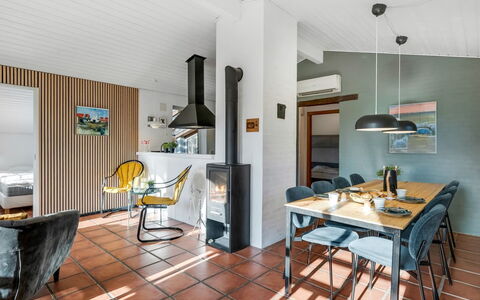 Tabetha - 24Km from the Sea: Mueble, Mueble Para Exteriores, Vajilla, Mesa, Drinkware, Silla, Mesa Al Aire Libre, Comida, Botella