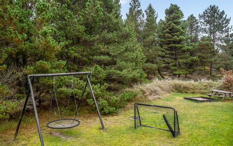 Thomine - 1.5Km from the Sea: Mueble, Mueble Para Exteriores, Vajilla, Mesa, Drinkware, Silla, Mesa Al Aire Libre, Comida, Botella
