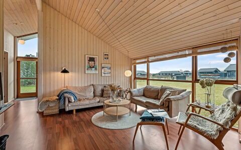 Tamara - 800M to the Fjord: Mueble, Mueble Para Exteriores, Vajilla, Mesa, Drinkware, Silla, Mesa Al Aire Libre, Comida, Botella