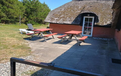 Eweline - 700M from the Sea: Cubrir Con Paja, Techo, Cabaña, Mueble Para Exteriores, Sombra, \Choza, Mesa Al Aire Libre, Mesa De Picnic, Banco Al Aire Libre