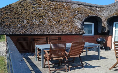 Eweline - 700M from the Sea: Cubrir Con Paja, Madera, Techo, Cabaña, Sombra, Mueble Para Exteriores, Silla, Madera Dura, Mesa Al Aire Libre