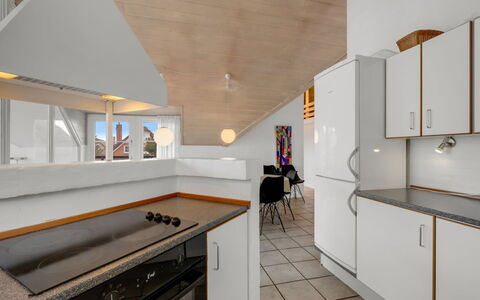 Eweline - 700M from the Sea: Piso, Cocina, Diseño De Interiores, Suelo, Madera, Techo, Mostrador, Mueble, Habitación, Lámpara