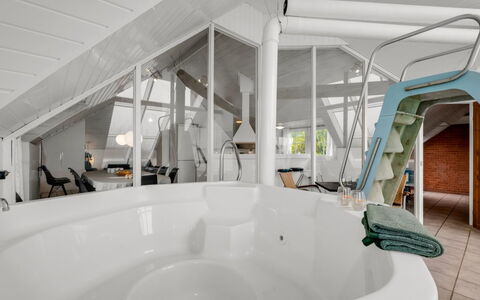 Eweline - 700M from the Sea: Diseño De Interiores, Techo, Suelo, Mueble, Ático, Silla, Bañera, Diseño, Cama, Habitación
