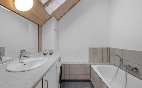 Eweline - 700M from the Sea: Arreglo De Tubería, Piso, Pared, Lavabo, Baño, Diseño De Interiores, Suelo, Techo, Grifo, Lavabo Del Baño