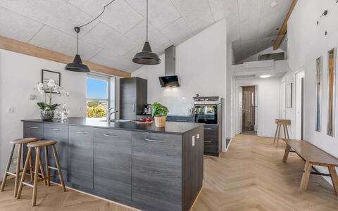 Tatania - 500M to the Fjord: Piso, Madera, Cocina, Mueble, Suelo, Diseño De Interiores, Techo, Suelos De Madera, Mostrador, Aparato De Cocina