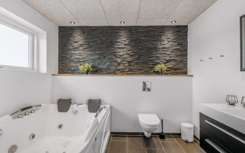 Tatania - 500M to the Fjord: Arreglo De Tubería, Diseño De Interiores, Piso, Techo, Grifo, Baño, Encendiendo, Lavabo, Suelo, Plomería