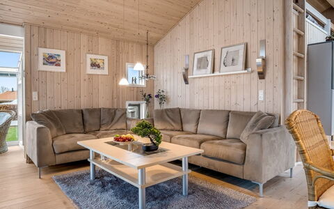 Lien - 100M from the Sea: Madera, Mueble, Diseño De Interiores, Techo, Suelo, Piso, Habitación, Casa, Sala, Sofá