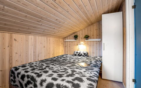 Lien - 100M from the Sea: Madera, Diseño De Interiores, Habitación, Techo, Suelo, Piso, Mueble, Cama, Habitación, Linos