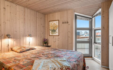 Lien - 100M from the Sea: Madera, Techo, Diseño De Interiores, Habitación, Suelo, Casa, Departamento, Madera Dura, Manchas De Madera, Lámpara