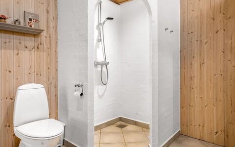 Lien - 100M from the Sea: Piso, Madera, Arreglo De Tubería, Suelo, Diseño De Interiores, Baño, Plomería, Habitación, Baño, Loseta