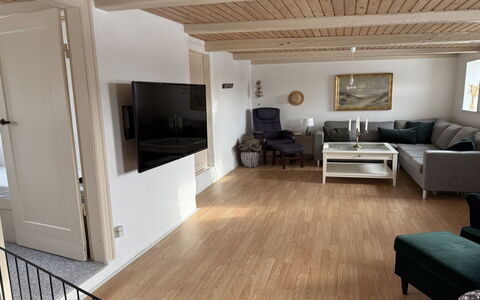 Jorek - 700M from the Sea: Mueble, Piso, Diseño De Interiores, Suelo, Suelos De Madera, Madera, Sofá, Sala, Techo, Suelo Laminado