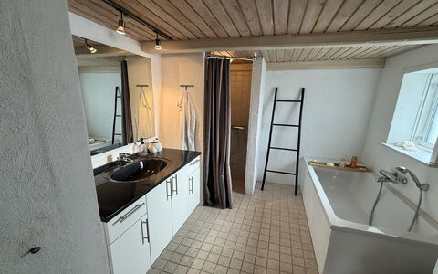 Jorek - 700M from the Sea: Piso, Arreglo De Tubería, Suelo, Diseño De Interiores, Techo, Lavabo, Grifo, Plomería, Habitación, Baño