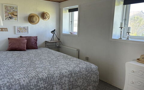 Jorek - 700M from the Sea: Cama, Habitación, Lecho, Sábana, Diseño De Interiores, Pared, Mueble, Suelo, Madera, Linos