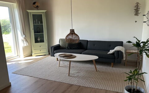 Jorek - 700M from the Sea: Piso, Mueble, Suelo, Suelos De Madera, Sala, Silla, Mesa De Café, Madera Dura, Manchas De Madera