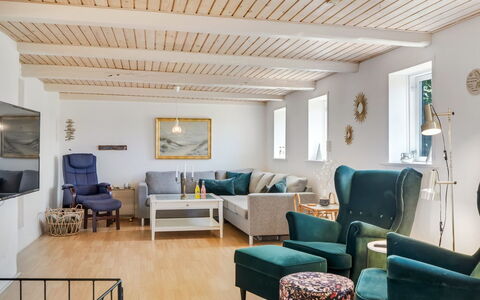 Jorek - 700M from the Sea: Mueble, Diseño De Interiores, Piso, Suelo, Sofá, Pared, Madera, Techo, Habitación, Sala
