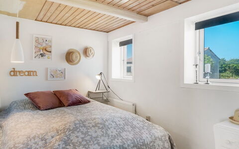 Jorek - 700M from the Sea: Diseño De Interiores, Habitación, Cama, Pared, Mueble, Madera, Techo, Piso, Suelo, Sábana