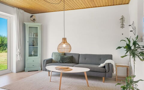 Jorek - 700M from the Sea: Mueble, Piso, Madera, Diseño De Interiores, Suelo, Mesa, Suelos De Madera, Sala, Casa, Encendiendo