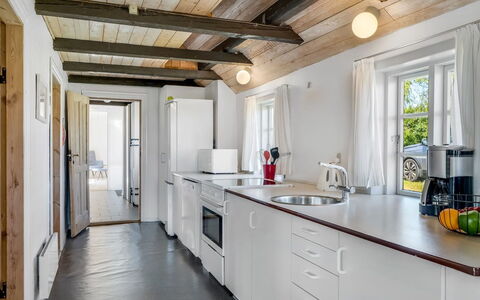 Vilvi - 250M to the Fjord: Madera, Cocina, Piso, Techo, Mostrador, Diseño De Interiores, Suelo, Mueble, Casa, Puerta