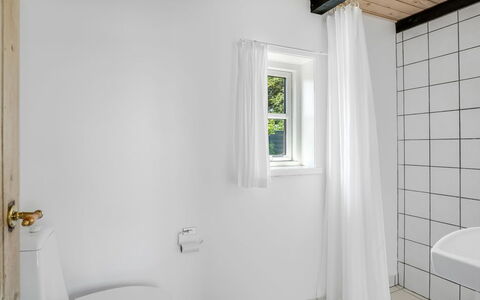 Vilvi - 250M to the Fjord: Piso, Baño, Suelo, Arreglo De Tubería, Diseño De Interiores, Techo, Plomería, Loseta, Baño, Cortina