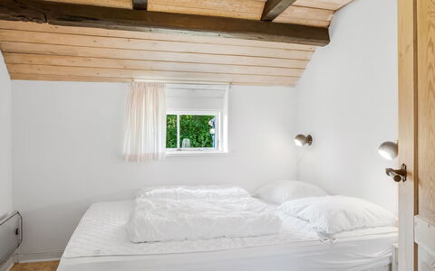 Vilvi - 250M to the Fjord: Pared, Habitación, Cama, Madera, Techo, Diseño De Interiores, Lecho, Sábana, Suelo, Mueble