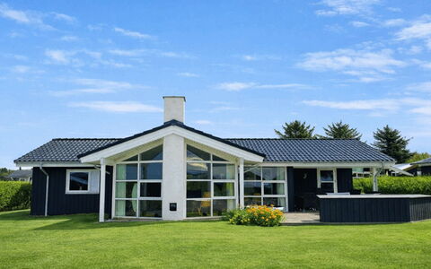 Bosse - 200M to the Fjord: Casa, Techo, Casa, Cabaña, Arbusto, Cobertura Del Suelo, Inmuebles, Casa De Campo, Vía Muerta, Edificios Del Jardín