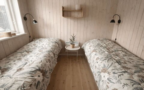 Bosse - 200M to the Fjord: Pared, Madera, Habitación, Suelo, Piso, Cama, Sábana, Lecho, Habitación, Marco De La Cama