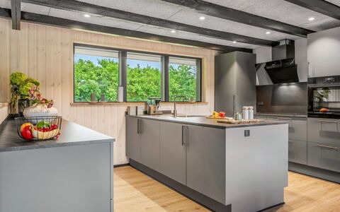 Diuri - 500M to the Fjord: Cocina, Madera, Mostrador, Piso, Techo, Diseño De Interiores, Aparato De Cocina, Gabinetes, Mueble, Electrodoméstico