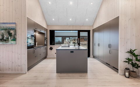 Gustaf - 800M from the Sea: Madera, Techo, Diseño De Interiores, Piso, Cocina, Suelo, Casa, Lámpara, Mueble, Habitación