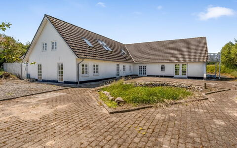Inger - 9Km from the Sea: Casa, Techo, Casa, Puerta, Cabaña, Sombra, Jardín, Cobertura Del Suelo, Porche, Yarda