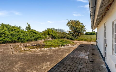 Inger - 9Km from the Sea: Casa, Techo, Casa, Puerta, Cabaña, Sombra, Jardín, Cobertura Del Suelo, Porche, Yarda