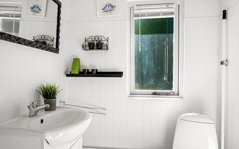 Nanne - from the Sea: Pared, Arreglo De Tubería, Diseño De Interiores, Baño, Piso, Suelo, Lavabo, Baño, Plomería, Grifo