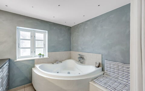 Domi - 200M from the Sea: Bañera, Piso, Arreglo De Tubería, Suelo, Diseño De Interiores, Baño, Techo, Plomería, Habitación, Grifo