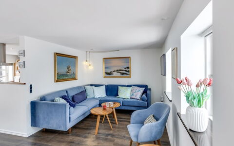 Domi - 200M from the Sea: Mueble, Diseño De Interiores, Sofá, Piso, Pared, Suelo, Sala, Madera, Techo, Habitación