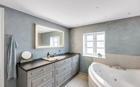 Domi - 200M from the Sea: Piso, Suelo, Arreglo De Tubería, Baño, Diseño De Interiores, Mueble De Baño, Plomería, Grifo, Loseta, Techo