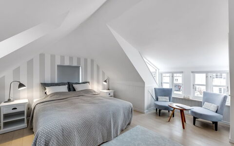 Domi - 200M from the Sea: Habitación, Diseño De Interiores, Cama, Techo, Lecho, Piso, Suelo, Sábana, Linos, Casa