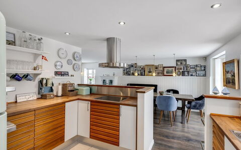 Domi - 200M from the Sea: Mueble, Diseño De Interiores, Piso, Cocina, Mostrador, Gabinetes, Madera, Suelo, Techo, Aparato De Cocina