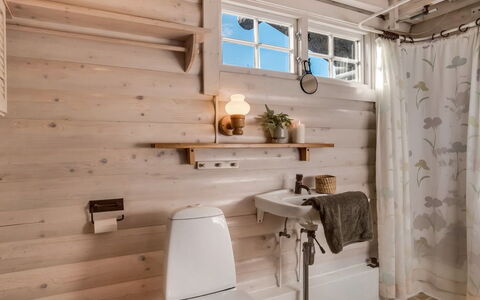 Apelone - 450M from the Sea: Madera, Piso, Diseño De Interiores, Arreglo De Tubería, Suelo, Techo, Baño, Plomería, Lámpara, Habitación