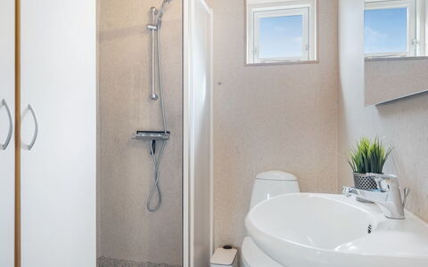 Odlef - 110M to the Fjord: Arreglo De Tubería, Baño, Pared, Piso, Suelo, Diseño De Interiores, Lavabo, Baño, Grifo, Lavabo Del Baño