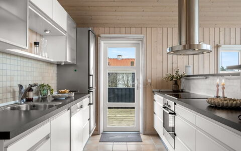 Nomi - 100M from the Sea: Cocina, Aparato De Cocina, Mostrador, Gabinetes, Electrodoméstico, Diseño De Interiores, Piso, Electrodoméstico, Fregadero, Madera