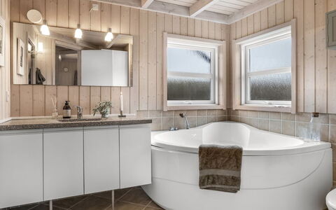 Nomi - 100M from the Sea: Diseño De Interiores, Arreglo De Tubería, Piso, Suelo, Madera, Baño, Techo, Lavabo, Grifo, Mueble De Baño
