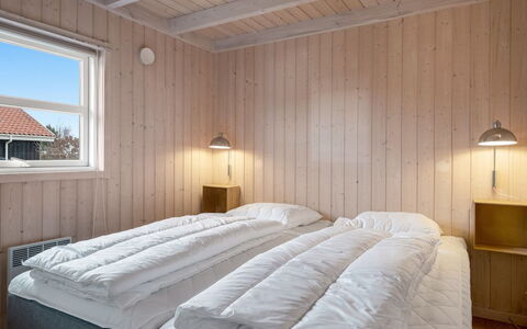 Nomi - 100M from the Sea: Habitación, Pared, Madera, Cama, Sábana, Lecho, Techo, Suelo, Piso, Marco De La Cama