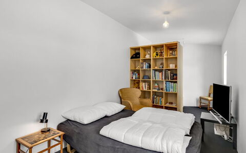 Emma - 700M from the Sea: Mueble, Diseño De Interiores, Piso, Pared, Suelo, Madera, Habitación, Cama, Habitación, Techo