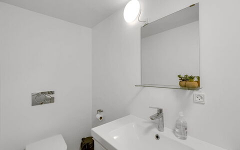 Emma - 700M from the Sea: Baño, Diseño De Interiores, Arreglo De Tubería, Pared, Lavabo Del Baño, Piso, Lavabo, Suelo, Grifo, Espejo