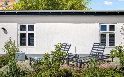 Emma - 700M from the Sea: Casa, Material Compuesto, Puerta, Mueble Para Exteriores, Inmuebles, Sombra, Jardín, Yarda, Hormigón, Patio