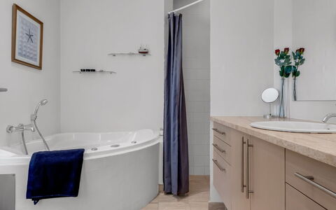 Verner - 990M from the Sea: Baño, Diseño De Interiores, Arreglo De Tubería, Piso, Suelo, Bañera, Grifo, Lavabo, Plomería, Espejo