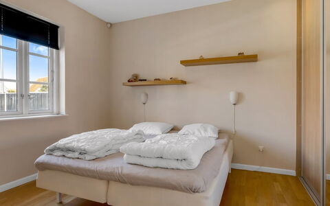 Verner - 990M from the Sea: Cama, Mueble, Habitación, Pared, Suelo, Diseño De Interiores, Madera, Piso, Lecho, Sábana