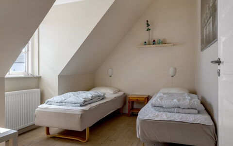 Verner - 990M from the Sea: Cama, Suelo, Habitación, Piso, Diseño De Interiores, Pared, Lecho, Sábana, Madera, Mueble