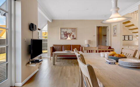 Verner - 990M from the Sea: Piso, Mueble, Diseño De Interiores, Suelo, Madera, Techo, Suelos De Madera, Sofá, Habitación, Sala